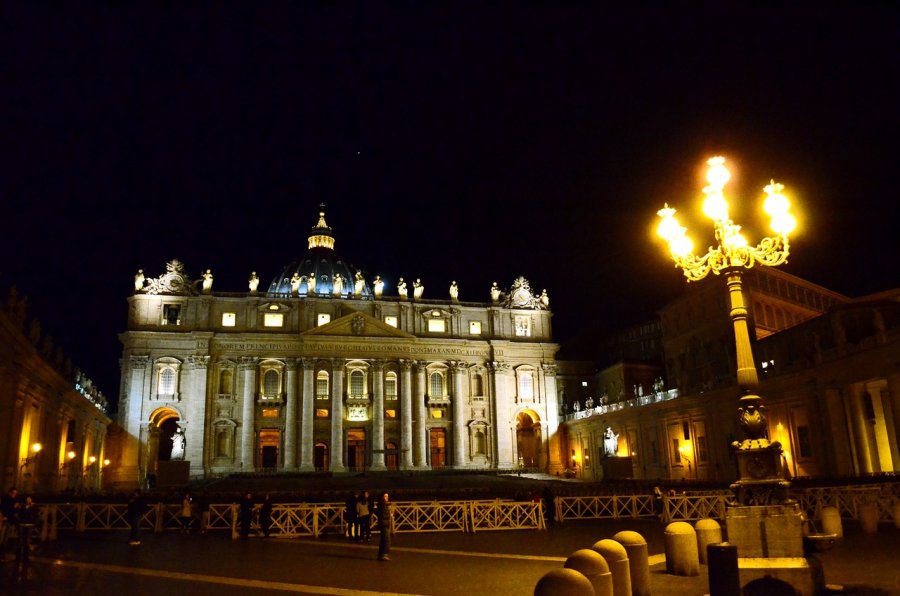Площадь Святого Петра ночью